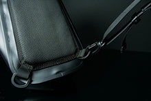 Чанта за спининг риболов JACKALL WG SHOULDER BAG - Черна, детайл на текстура и рамо.