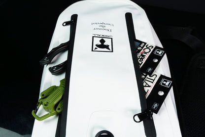Чанта за спининг риболов JACKALL WG SHOULDER BAG - Черна, детайл с лицевата страна и цип.