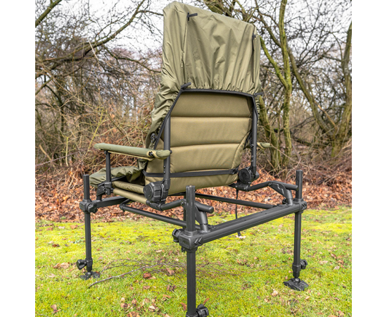 Покривало за стол KORUM UNIVERSAL WATERPROOF CHAIR COVER на рибарски стол в природата