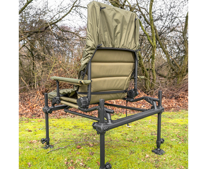 Покривало за стол KORUM UNIVERSAL WATERPROOF CHAIR COVER на рибарски стол в природата