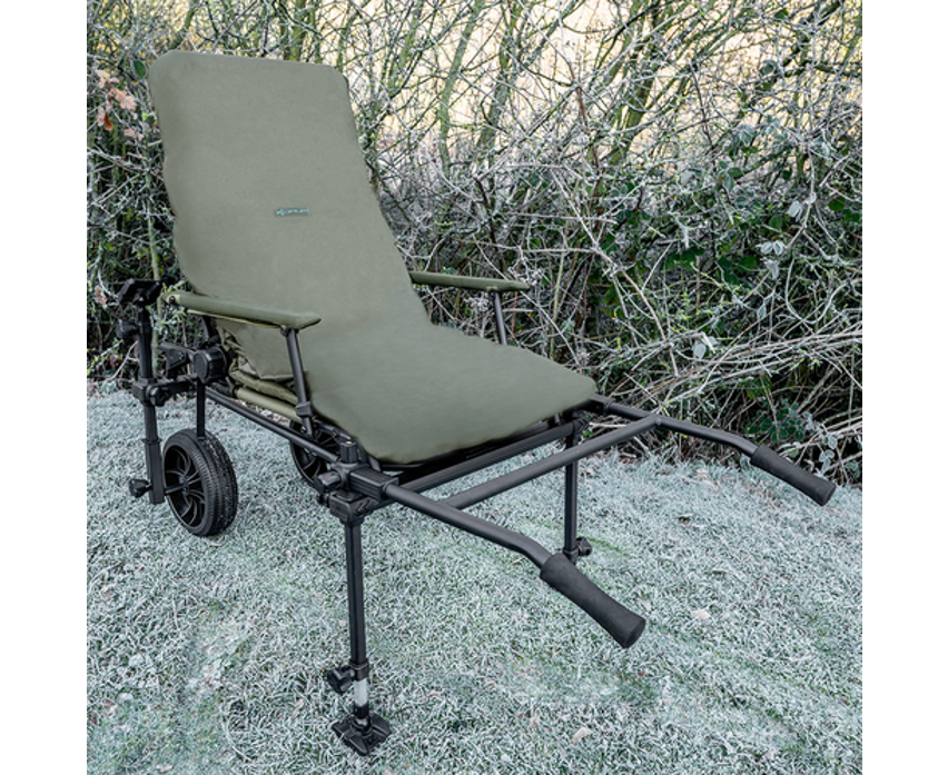 Покривало за стол KORUM UNIVERSAL WATERPROOF CHAIR COVER на рибарски стол в замръзналата природа.