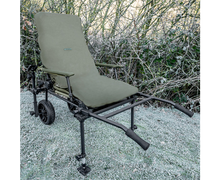 Покривало за стол KORUM UNIVERSAL WATERPROOF CHAIR COVER на рибарски стол в замръзналата природа.