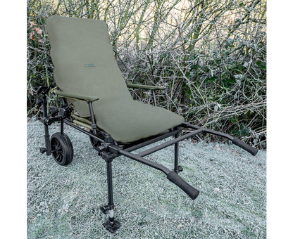 Покривало за стол KORUM UNIVERSAL WATERPROOF CHAIR COVER на рибарски стол в замръзналата природа.