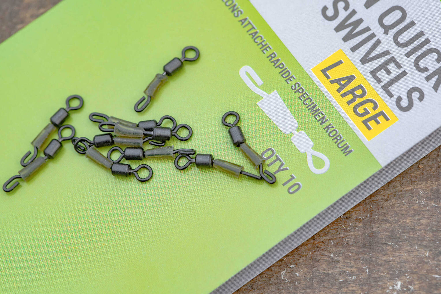 Бързи връзки KORUM Specimen Quick Snap Swivels на зелена опаковка, включваща големи вирбели.