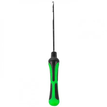 Игла KORUM TI - GATED NEEDLE SMALL с ергономична дръжка и покритие за максимална видимост и комфорт при работа.