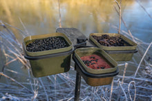 Комплект кутии със стойка KORUM Compact Bait Waiter Set с три кутии за стръв на стойка до водата.