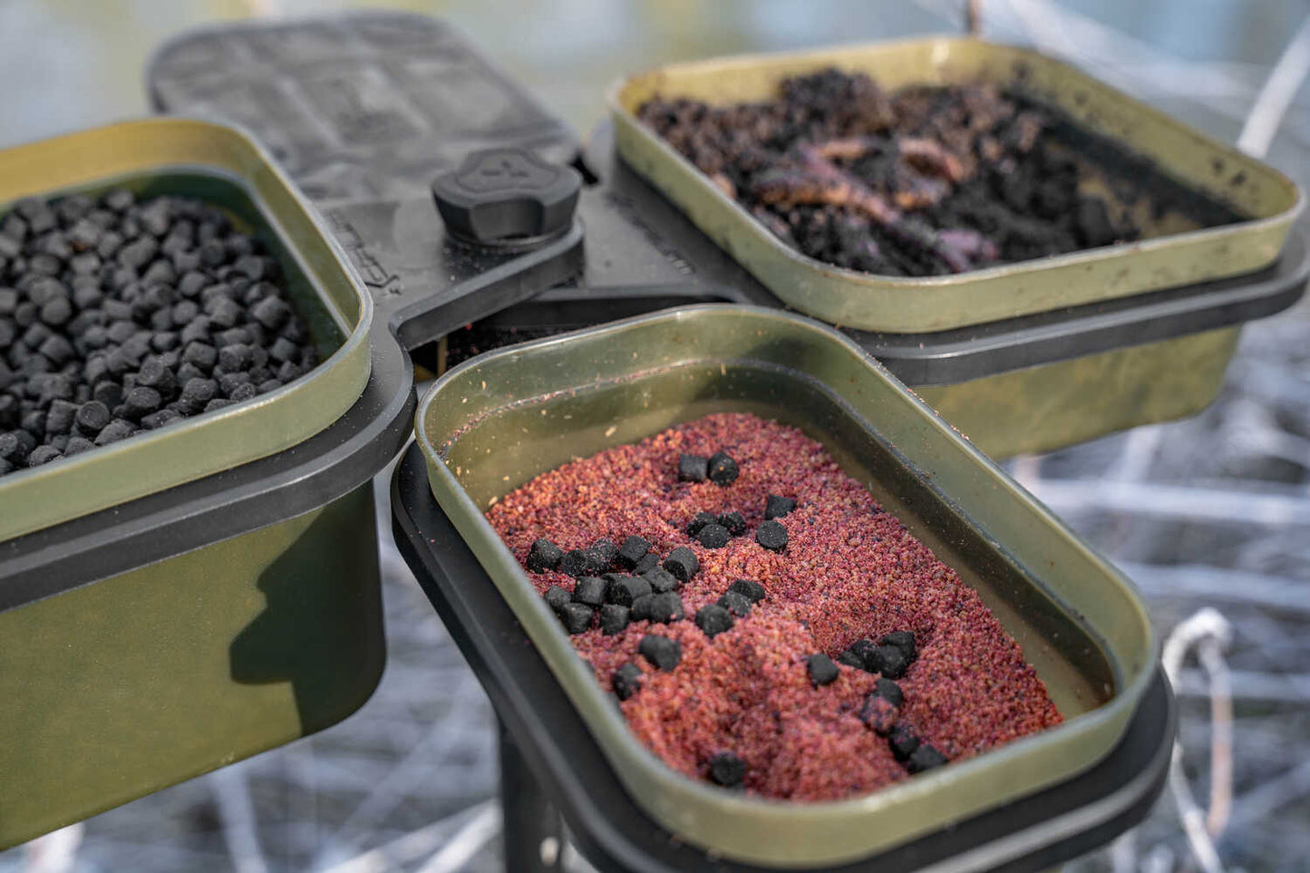 Комплект кутии със стойка KORUM Compact Bait Waiter Set с три отделения за стръв.