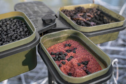 Комплект кутии със стойка KORUM Compact Bait Waiter Set с три отделения за стръв.