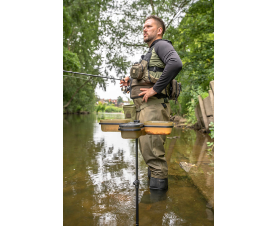 Комплект кутии със стойка KORUM Compact Bait Waiter Set – риболовец използващ компактната поставка за стръв