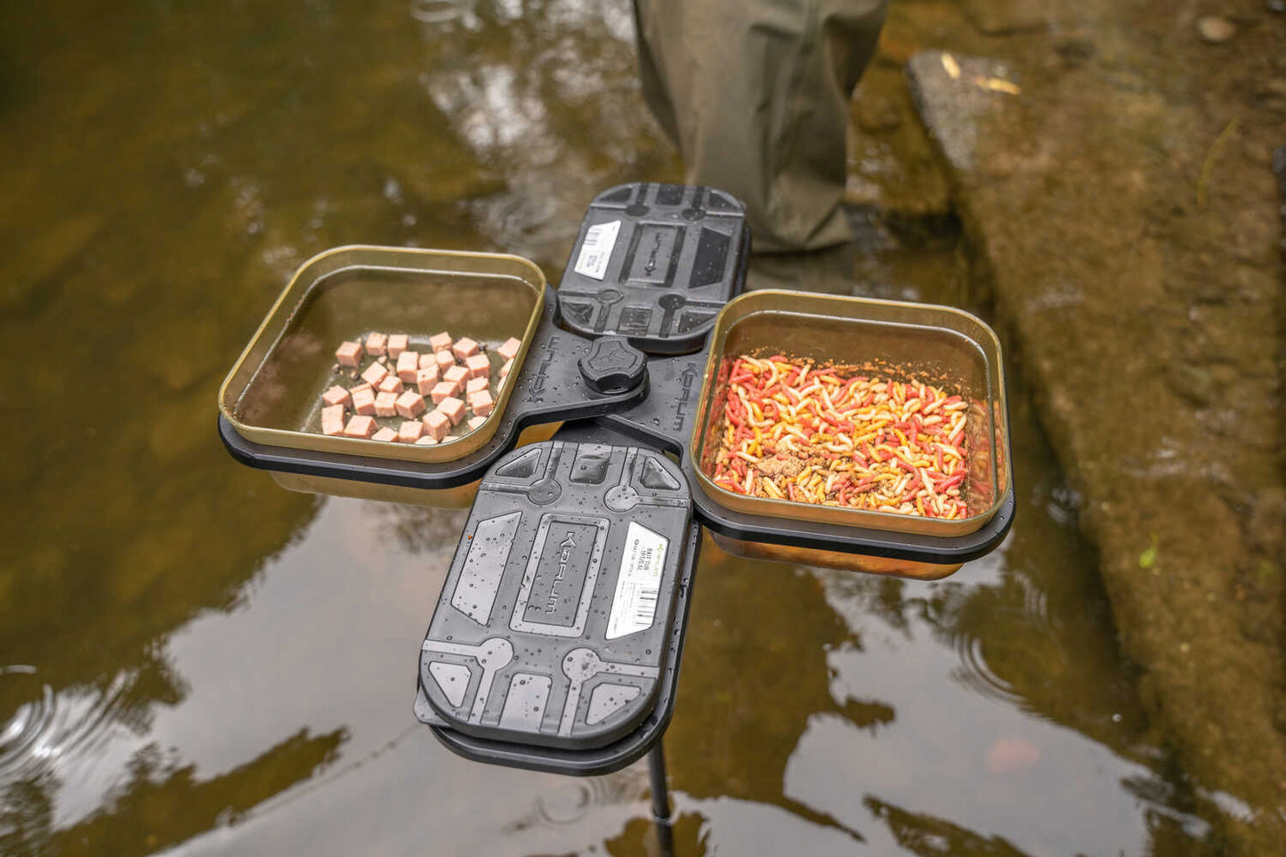 Комплект кутии със стойка KORUM Compact Bait Waiter Set с кутии за стръв на водата.