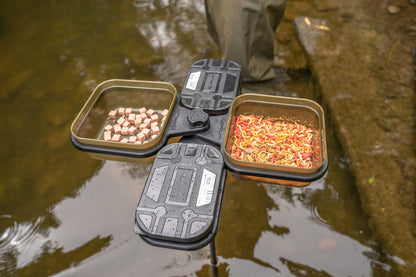 Комплект кутии със стойка KORUM Compact Bait Waiter Set с кутии за стръв на водата.
