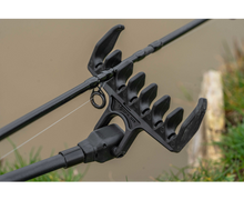 Прикачно KORUM ANGLE TILT - QUIVER REST в действие, показващо наклона на опората и въдицата.