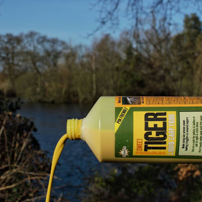 Атрактант Dynamite Baits Premium Liquid Carp Food SWEET TIGER - 1l изливане на жълт течен екстракт