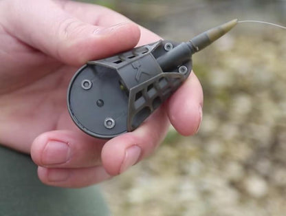 Mетод хранилка KORUM Easy Method Feeder being held, showcasing its design and features for fishing enthusiasts.
