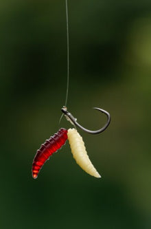 Изкуствени плуващи бели червеи Korum FLOATING GRUBS - IMITATION MAGGOTS на кука за риболов.
