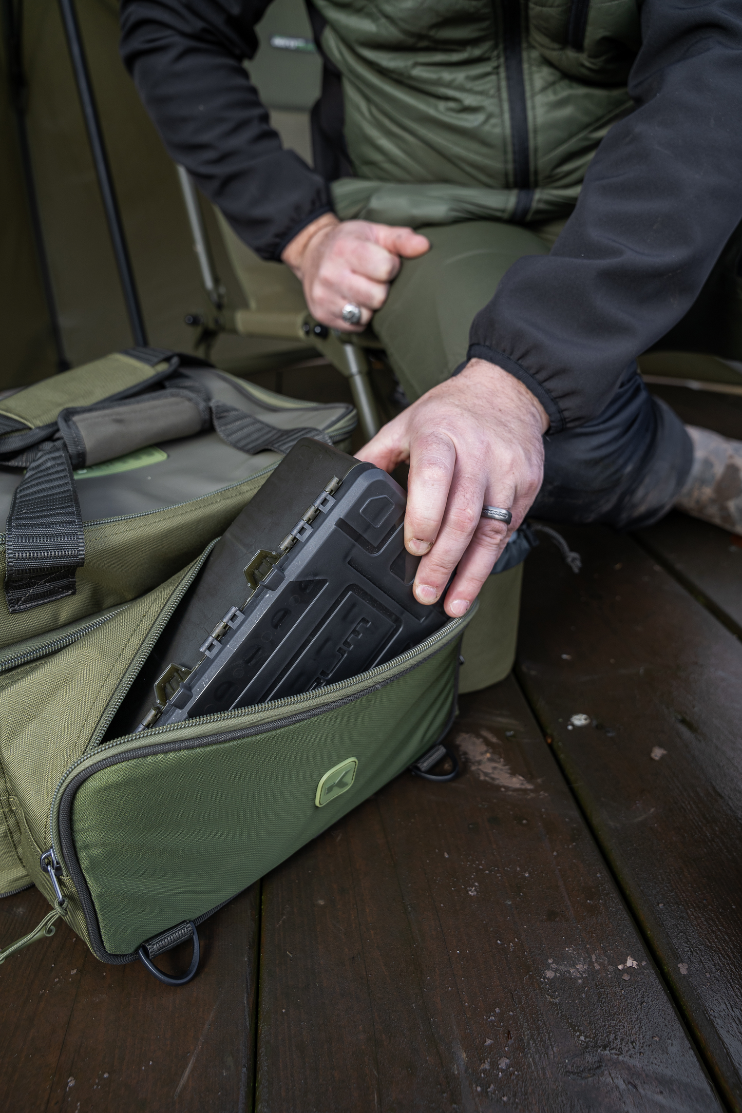 Чанта KORUM Progress Tackle & Bait Bag с риболовни принадлежности в разделеното отделение.