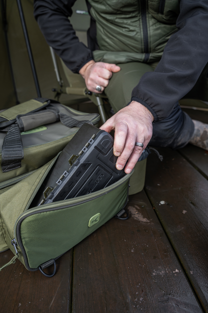 Чанта KORUM Progress Tackle & Bait Bag с риболовни принадлежности в разделеното отделение.