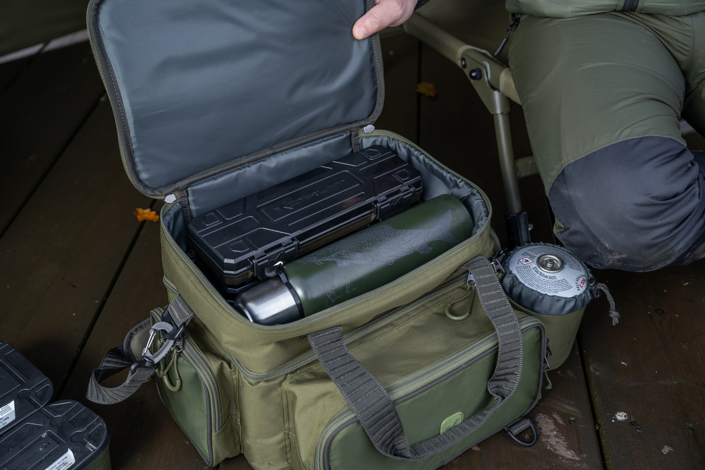 Чанта KORUM Progress Tackle & Bait Bag с основно отделение, разделено на две нива и три външни джоба.