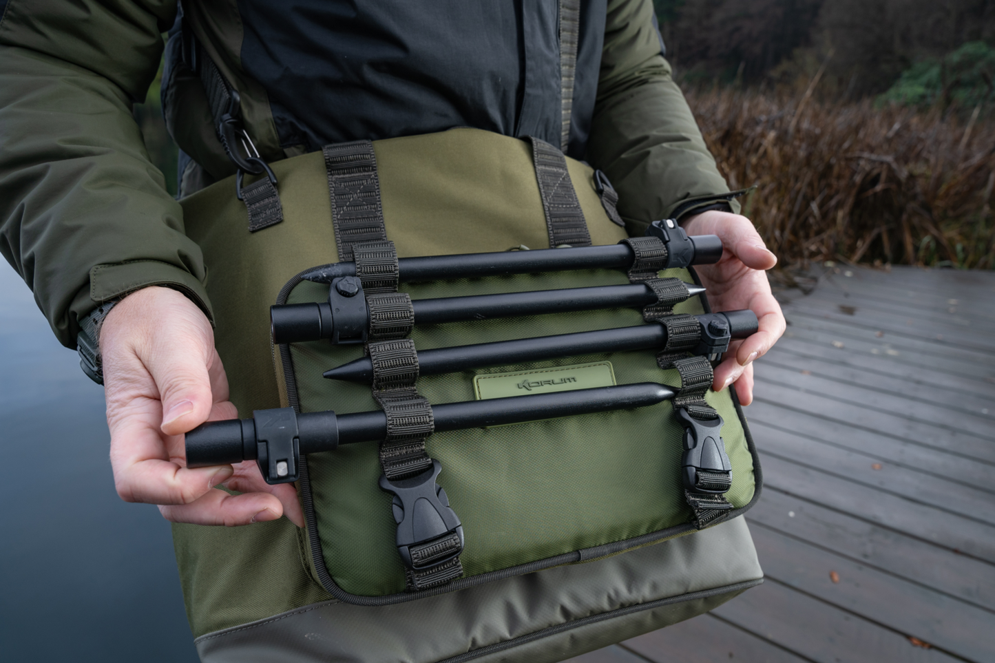 Чанта KORUM Progress Bait & Bits Bag - 25L with fishing rod holders and green design, perfect for anglers.