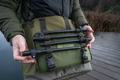 Чанта KORUM Progress Bait & Bits Bag - 25L with fishing rod holders and green design, perfect for anglers.