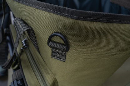 Чанта KORUM Progress Bait & Bits Bag - 25L close-up detail of strap and fastening.