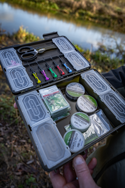 Кутия с инструменти KORUM Slim Blox Loaded with tools and accessories for fishing.