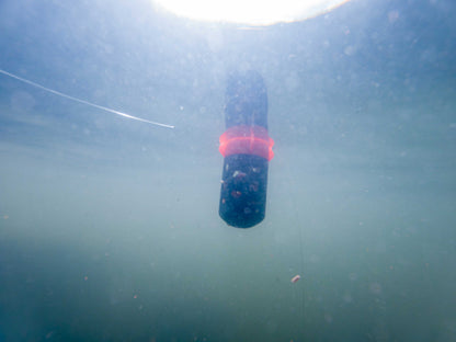 Плуваща фидер хранилка KORUM Floating Feeder под вода, стабилизирана с 3g тегло и готова за риболов.