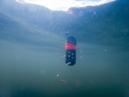 Плуваща фидер хранилка KORUM Floating Feeder под вода с примамки около нея.