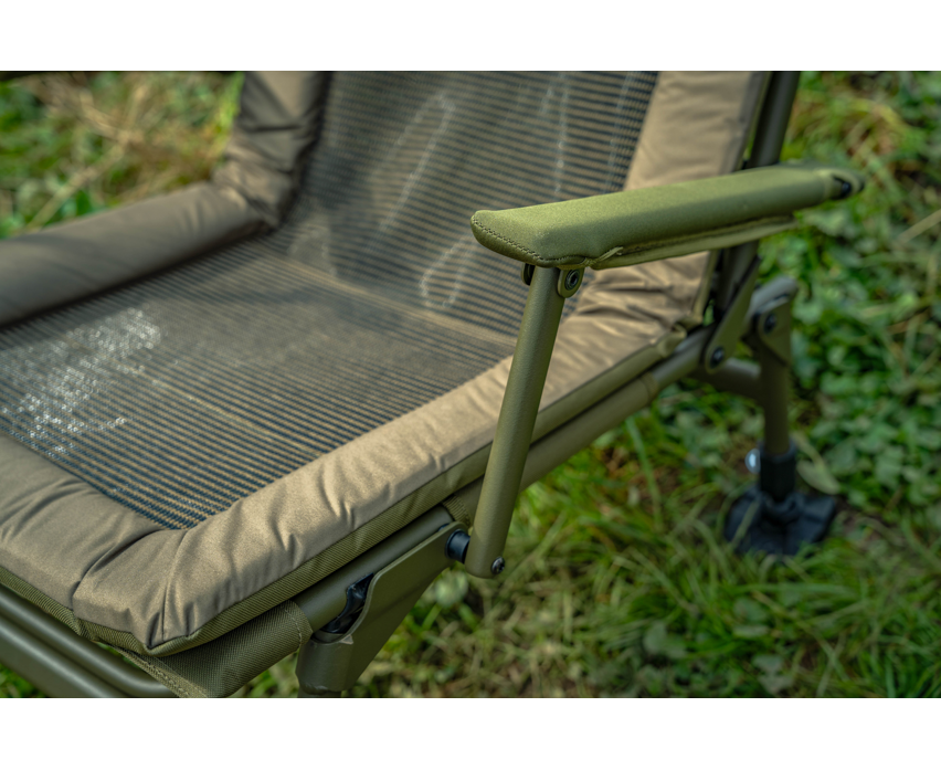 Луксозен фидер стол KORUM Supa Lite Stretch - Deluxe Chair с удобна и устойчива подложка.