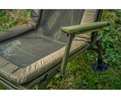 Луксозен фидер стол KORUM Supa Lite Stretch - Deluxe Chair с удобна и устойчива подложка.