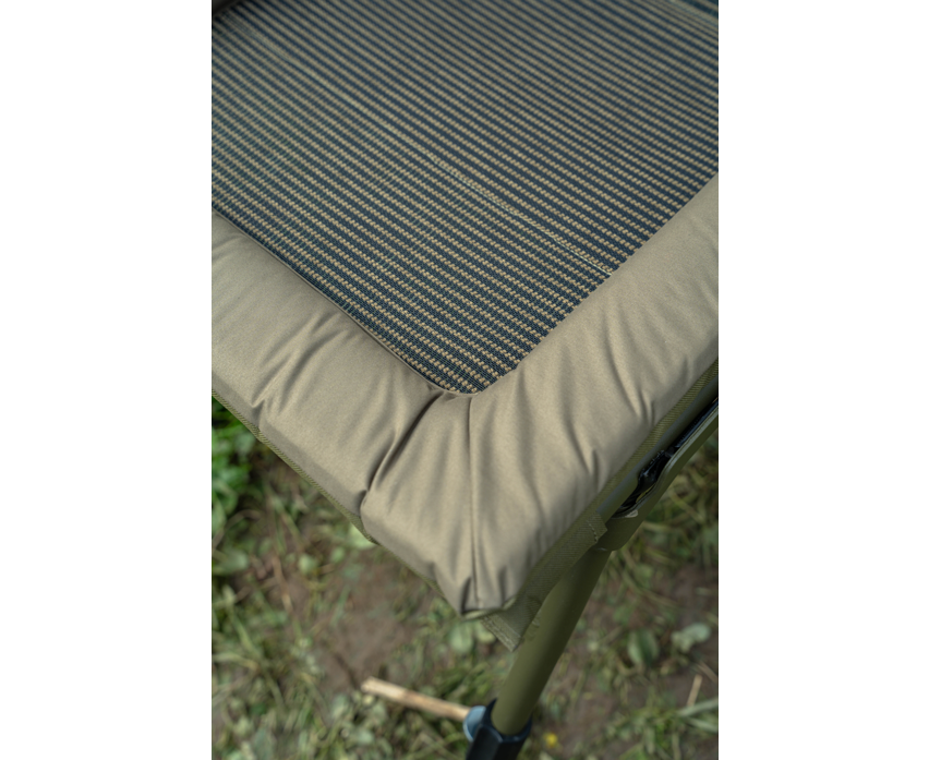 Луксозен фидер стол KORUM Supa Lite Stretch - Deluxe Chair с удобна, издръжлива и стилна повърхност.