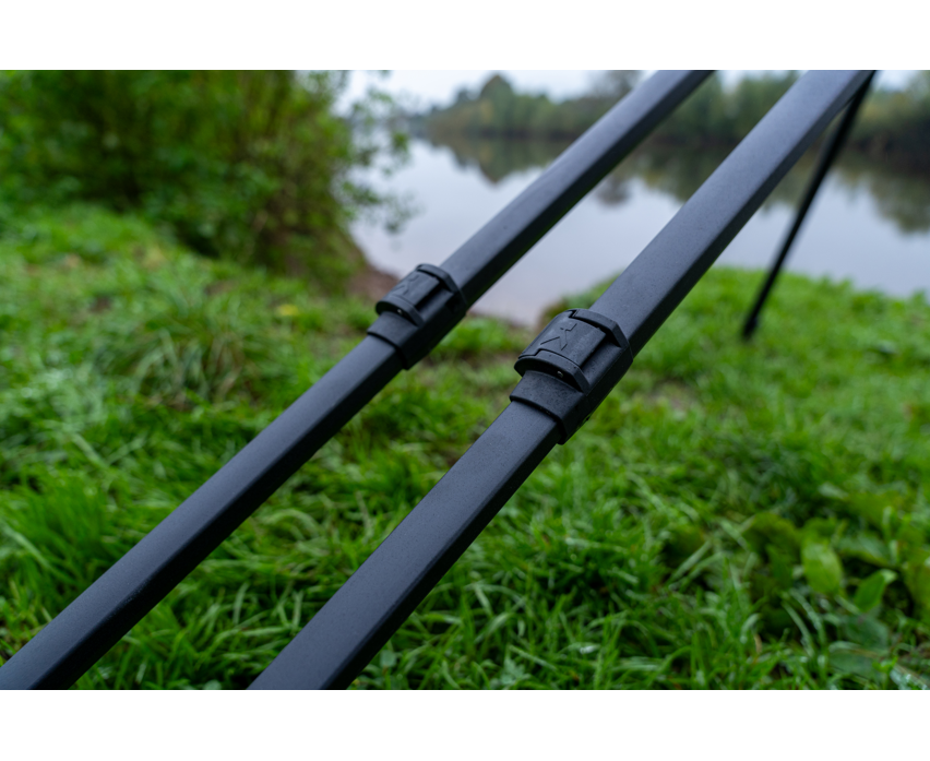Родпод Korum DELUXE 3 ROD TRIPOD с двойна рамка и cam lock механизъм, стабилен и лек, идеален за риболов.
