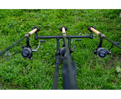 Родпод Korum DELUXE 3 ROD TRIPOD за 3 въдици на зелена трева, стабилен и преносим статив.