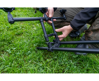 Настройка на Родпод Korum DELUXE 3 ROD TRIPOD на тревна площ с регулиране на cam lock.