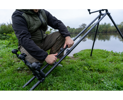 Rodpod Korum DELUXE 3 ROD TRIPOD с регулиране на cam lock, максимална стабилност и гъвкавост по време на риболов.