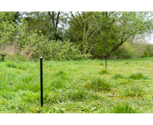Колчета за дистанция Korum DISTANCE MARKA STICKS на зелена трева в парк.