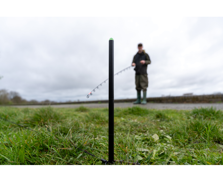 Kолчета за дистанция Korum DISTANCE MARKA STICKS поставени на земята, предназначени за прецизен риболов.