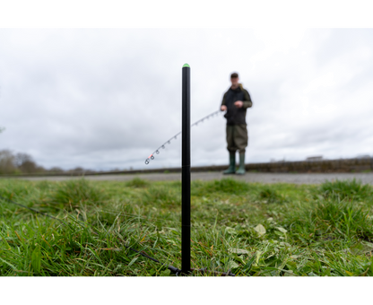 Kолчета за дистанция Korum DISTANCE MARKA STICKS поставени на земята, предназначени за прецизен риболов.