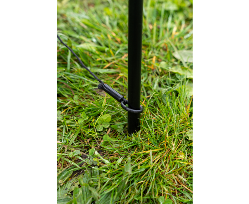 Kолчета за дистанция Korum DISTANCE MARKA STICKS, закрепени на земята с помощта на шнур.