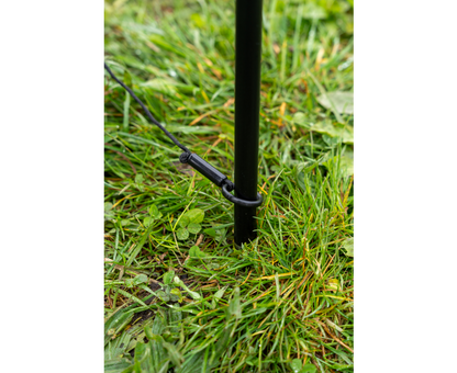 Kолчета за дистанция Korum DISTANCE MARKA STICKS, закрепени на земята с помощта на шнур.