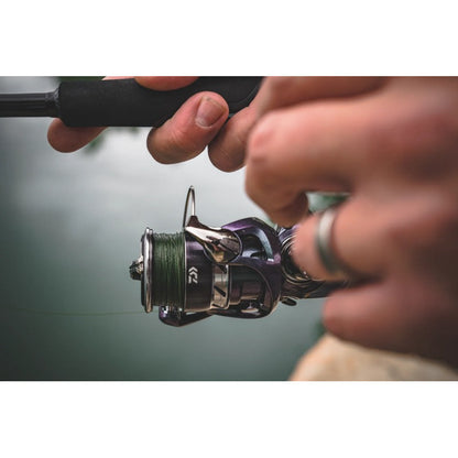 Макара с преден аванс DAIWA '24 REGAL LT, риболовна макара в действие, изработена от ZAION V материал.