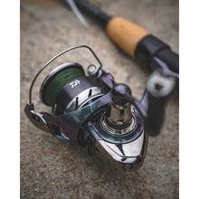 Макара с преден аванс DAIWA '24 REGAL LT в детайл, демонстрираща иновационен дизайн и конструкция.