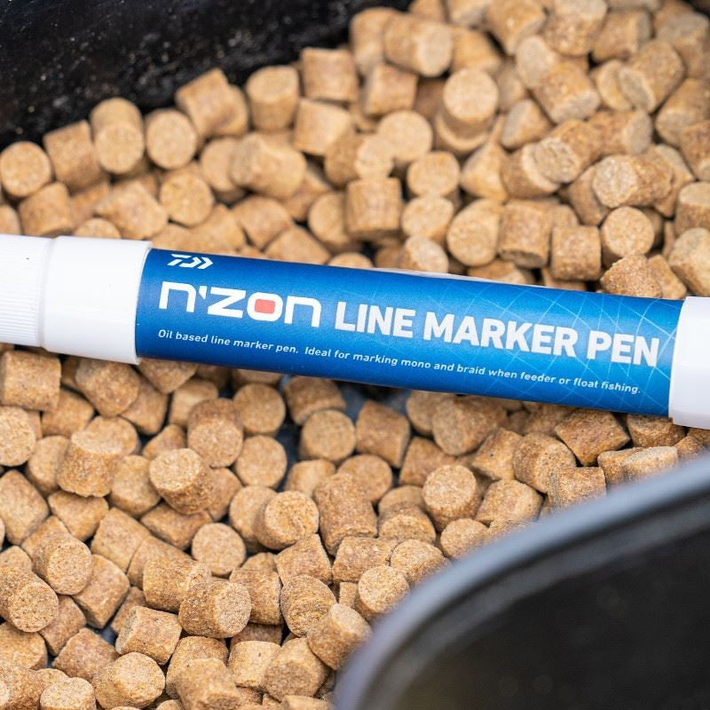 Маркер за влакно N'ZON LINE MARKER PEN - Бял сред зърна за риболов, идеален за маркиране на дълбочина.