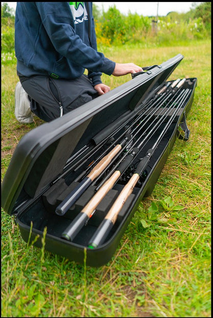 Твърд калъф за въдици MAVER MV-R HARD ROD PROTECTOR CASE - 191x20x26cm с рибарски такъми в него.