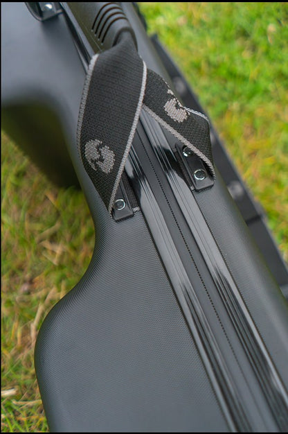Твърд калъф за въдици MAVER MV-R HARD ROD PROTECTOR CASE - 191x20x26cm на трева с черен дизайн и удобна дръжка.