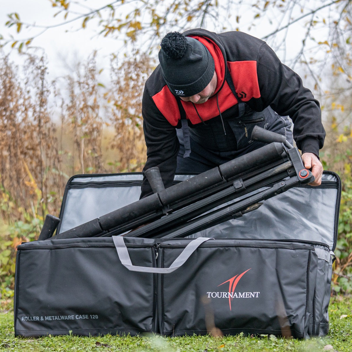 Сак за принадлежности Daiwa TOURNAMENT ROLLER & METAL CASE 120 - New Model 2025