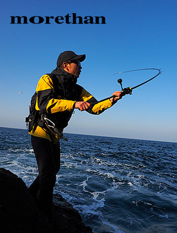 Спининг въдицa за морски риболов DAIWA MORETHAN WISEMEN 109M POWER ROCK CUSTOM - 3.28m/50gr(max) в риболовна акция.