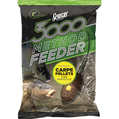 Захранка SENSAS 3000 Method Fishmeal - 1kg пакет с риболовни гранули CARP PELLETS FINE и изображения на риби.