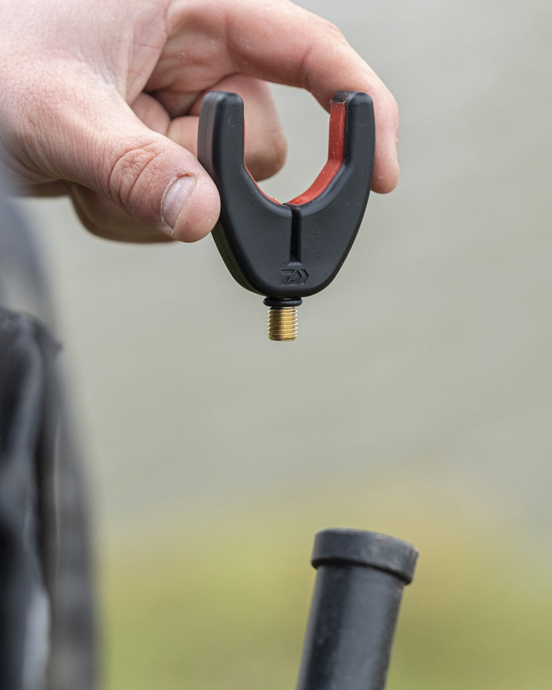 Преден държач за въдица DAIWA N'ZON COMPACT FRONT ROD REST в ръка, готов за риболовни изяви на водоема.