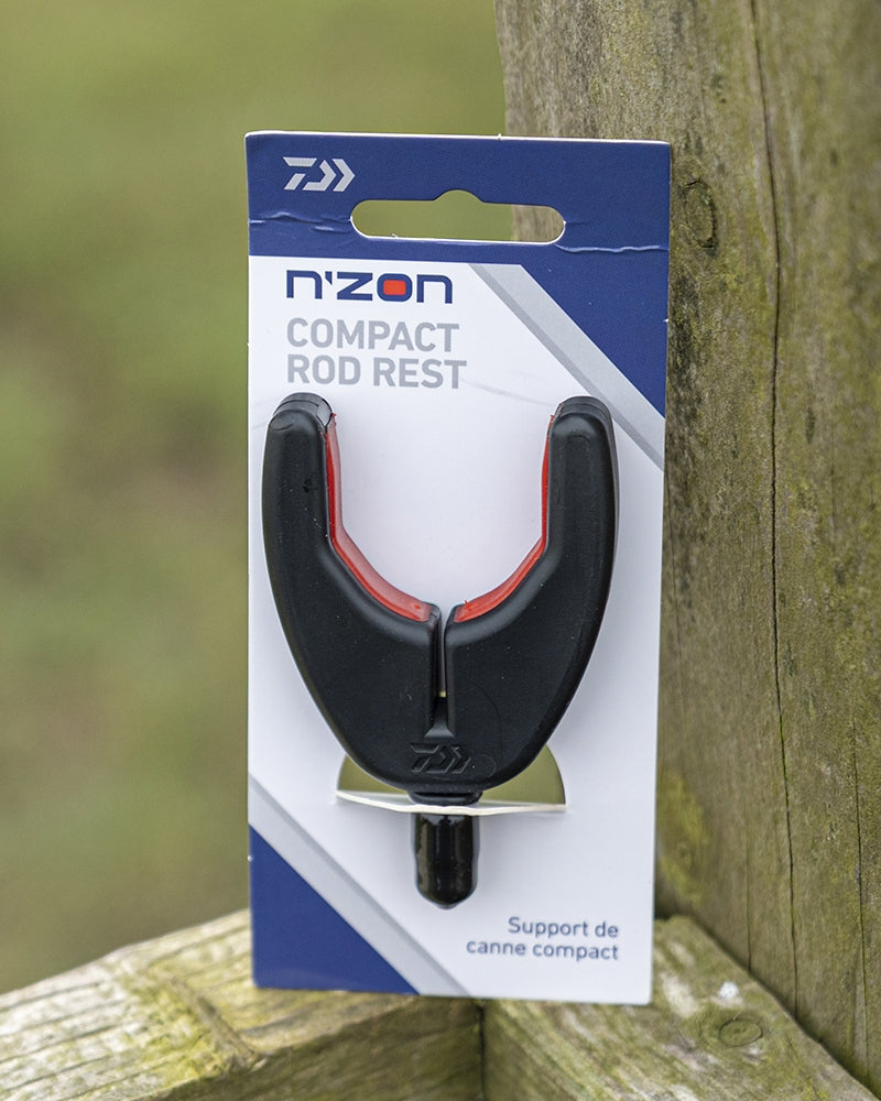 Преден държач за въдица DAIWA N'ZON COMPACT FRONT ROD REST на опаковка за риболовни такъми.